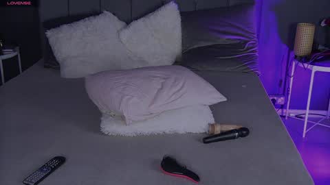 Snapshot of shayblonde chatting on 12-24-24, 01:06 shayblonde online show from 12-24-24, 01:06