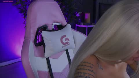 Snapshot of shayblonde chatting on 12-31-24, 02:51 shayblonde online show from 12-31-24, 02:51