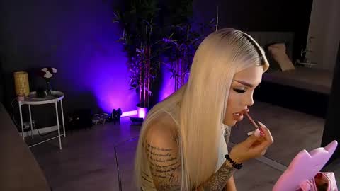 Snapshot of shayblonde chatting on 02-25-25, 05:36 shayblonde online show from 02-25-25, 05:36