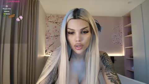 Snapshot of shayblonde chatting on 09-23-25, 07:06 shayblonde online show from 09-23-25, 07:06