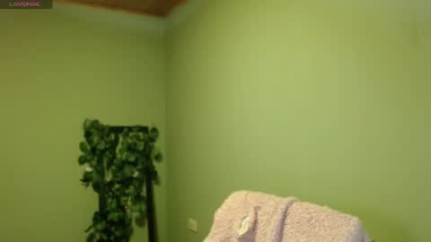 Snapshot of she_alice chatting on 05-30-26, 04:42 she_alice online show from 05-30-26, 04:42