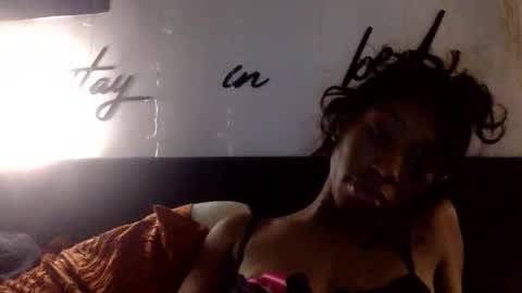 Snapshot of sheisloladaze chatting on 12-17-25, 06:19 Lola online show from 12-17-25, 06:19