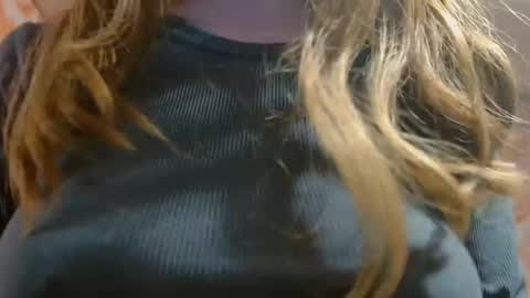 Snapshot of shelikessoymilk chatting on 01-04-25, 12:27 Erika online show from 01-04-25, 12:27