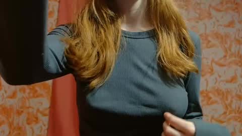 Snapshot of shelikessoymilk chatting on 01-06-25, 01:20 Erika online show from 01-06-25, 01:20