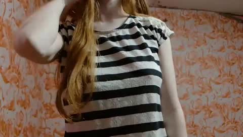 Snapshot of shelikessoymilk chatting on 11-17-25, 01:33 Erika online show from 11-17-25, 01:33