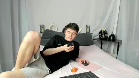 Max online show from 12-21-25, 01:18