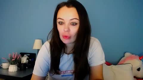 Snapshot of shesyourdream chatting on 10-30-25, 11:11 Vikki online show from 10-30-25, 11:11