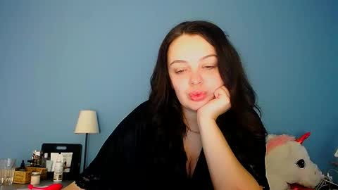 Snapshot of shesyourdream chatting on 02-12-26, 06:47 Vikki online show from 02-12-26, 06:47