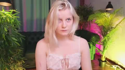 Snapshot of shinejoan chatting on 11-01-25, 02:41 help me reach my first 25 thumbs up online show from 11-01-25, 02:41