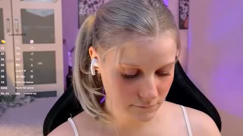 Snapshot of shinejoan chatting on 11-21-25, 09:57 help me reach my first 25 thumbs up online show from 11-21-25, 09:57