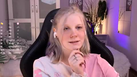 Snapshot of shinejoan chatting on 11-22-25, 09:36 help me reach my first 25 thumbs up online show from 11-22-25, 09:36