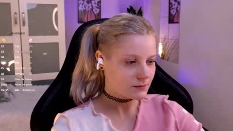 Snapshot of shinejoan chatting on 11-29-25, 09:07 help me reach my first 25 thumbs up online show from 11-29-25, 09:07