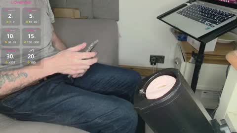 Snapshot of showoffjay46 chatting on 02-15-25, 02:04 showofjay online show from 02-15-25, 02:04