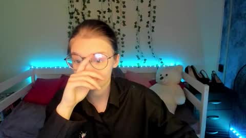 Snapshot of shy_elina01 chatting on 10-04-25, 10:02 shy_elina01 online show from 10-04-25, 10:02