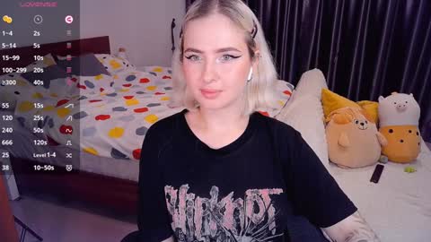 Snapshot of shyfoxxxy chatting on 12-14-24, 09:51 Effie online show from 12-14-24, 09:51