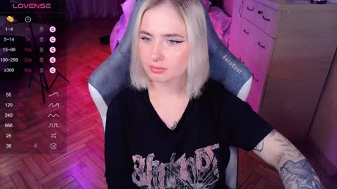 Snapshot of shyfoxxxy chatting on 12-20-24, 01:54 Effie online show from 12-20-24, 01:54