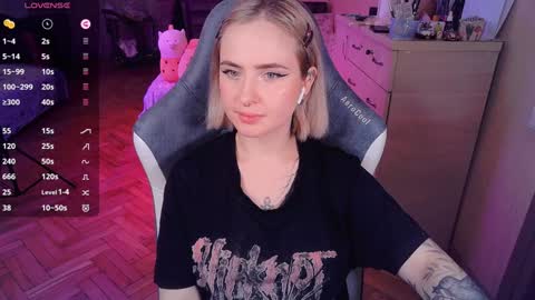 Snapshot of shyfoxxxy chatting on 01-22-25, 06:10 Effie online show from 01-22-25, 06:10