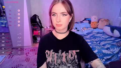 Snapshot of shyfoxxxy chatting on 02-19-25, 02:23 Effie online show from 02-19-25, 02:23