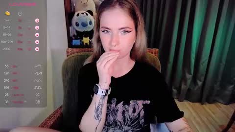 Snapshot of shyfoxxxy chatting on 09-09-25, 11:32 Effie online show from 09-09-25, 11:32