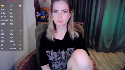 Snapshot of shyfoxxxy chatting on 10-19-25, 07:42 Effie online show from 10-19-25, 07:42