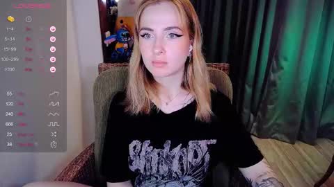 Snapshot of shyfoxxxy chatting on 11-14-25, 10:36 Effie online show from 11-14-25, 10:36