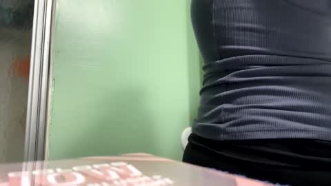 Snapshot of shyg1r1 chatting on 01-08-25, 01:31 Sasha online show from 01-08-25, 01:31