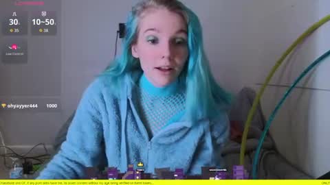 Snapshot of shyohiogirl chatting on 06-12-26, 03:55 Hippie online show from 06-12-26, 03:55