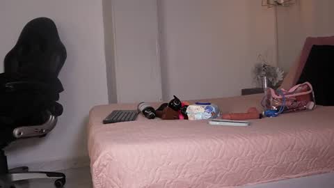 Snapshot of sienna_miller_27 chatting on 06-29-26, 11:54 Keira online show from 06-29-26, 11:54