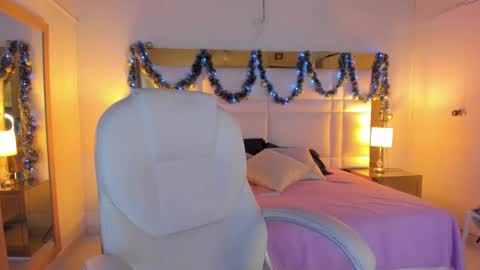 Sienna  online show from 12-20-25, 11:28