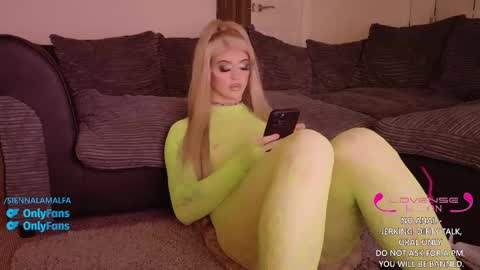 Snapshot of siennalamalfa chatting on 10-16-25, 01:23 Sienna La Malfa online show from 10-16-25, 01:23