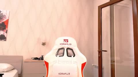 Snapshot of silk_ann chatting on 10-15-25, 08:47 silk_ann online show from 10-15-25, 08:47