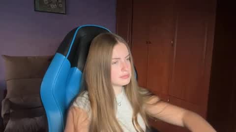 Snapshot of silksinner_ chatting on 06-14-26, 05:26 Erica online show from 06-14-26, 05:26