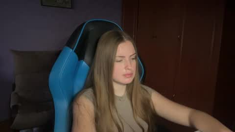 Snapshot of silksinner_ chatting on 06-15-26, 05:37 Erica online show from 06-15-26, 05:37