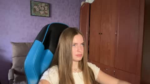 Snapshot of silksinner_ chatting on 06-23-26, 09:29 Erica online show from 06-23-26, 09:29