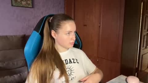 Snapshot of silksinner_ chatting on 06-25-26, 10:31 Erica online show from 06-25-26, 10:31