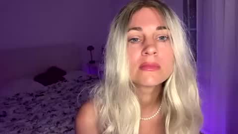 Snapshot of silkycherie chatting on 07-08-26, 10:58 Blonde dream online show from 07-08-26, 10:58