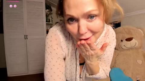 Snapshot of simonmartina chatting on 11-02-25, 10:28 Simona online show from 11-02-25, 10:28