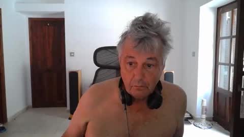 Snapshot of simonthenudist chatting on 09-15-25, 04:01 Simon online show from 09-15-25, 04:01