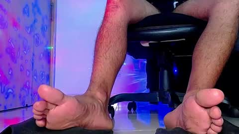 only foot                         worshipers here online show from 10-07-25, 12:41