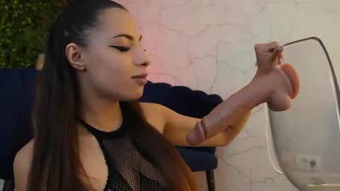 Snapshot of sisi_von_dee chatting on 07-15-26, 08:14 Dee online show from 07-15-26, 08:14
