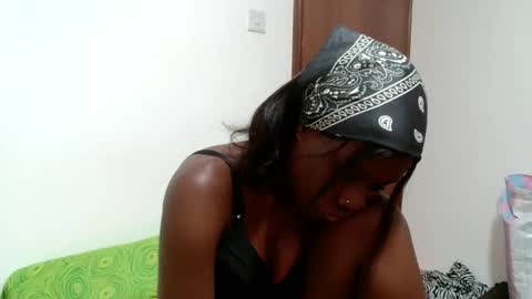 Snapshot of sismile chatting on 01-17-26, 12:10 shannie online show from 01-17-26, 12:10