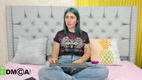 Snapshot of skarlet04 chatting on 11-28-25, 06:32 Skarlet online show from 11-28-25, 06:32