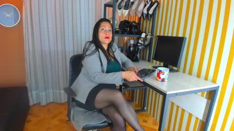 Snapshot of skarlettbarnes chatting on 11-12-25, 11:43 skarlettbarnes online show from 11-12-25, 11:43