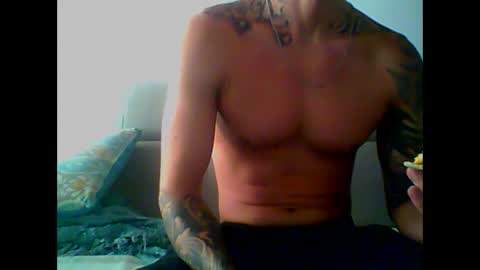 Snapshot of skater19xxx chatting on 02-19-25, 04:11 miguel online show from 02-19-25, 04:11