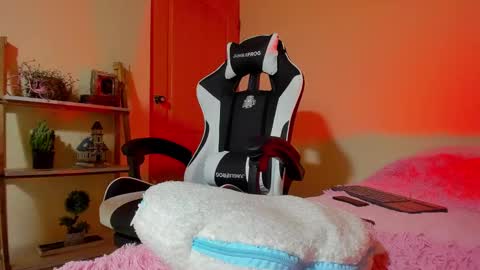 Snapshot of skinny18_and_boyfriend chatting on 01-06-25, 05:38 Your Queen Esthefi online show from 01-06-25, 05:38