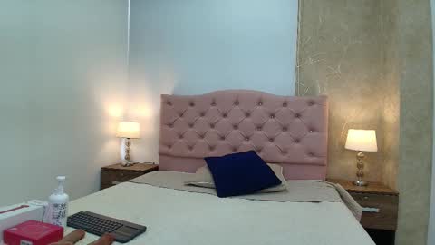 Snapshot of skinny_noa chatting on 12-18-25, 11:27 Noa online show from 12-18-25, 11:27