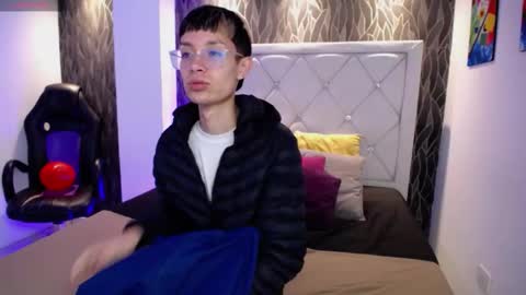 Snapshot of skinny_office chatting on 02-19-26, 01:18 David online show from 02-19-26, 01:18