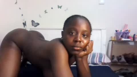Snapshot of skinny_petite18 chatting on 06-25-26, 09:47 Munah online show from 06-25-26, 09:47