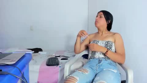 Snapshot of skinnyanai chatting on 01-21-25, 07:17 anai online show from 01-21-25, 07:17