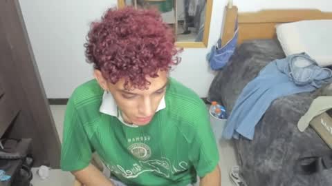 Snapshot of skinnypipe15 chatting on 10-27-25, 04:05 skinnypipe15 online show from 10-27-25, 04:05